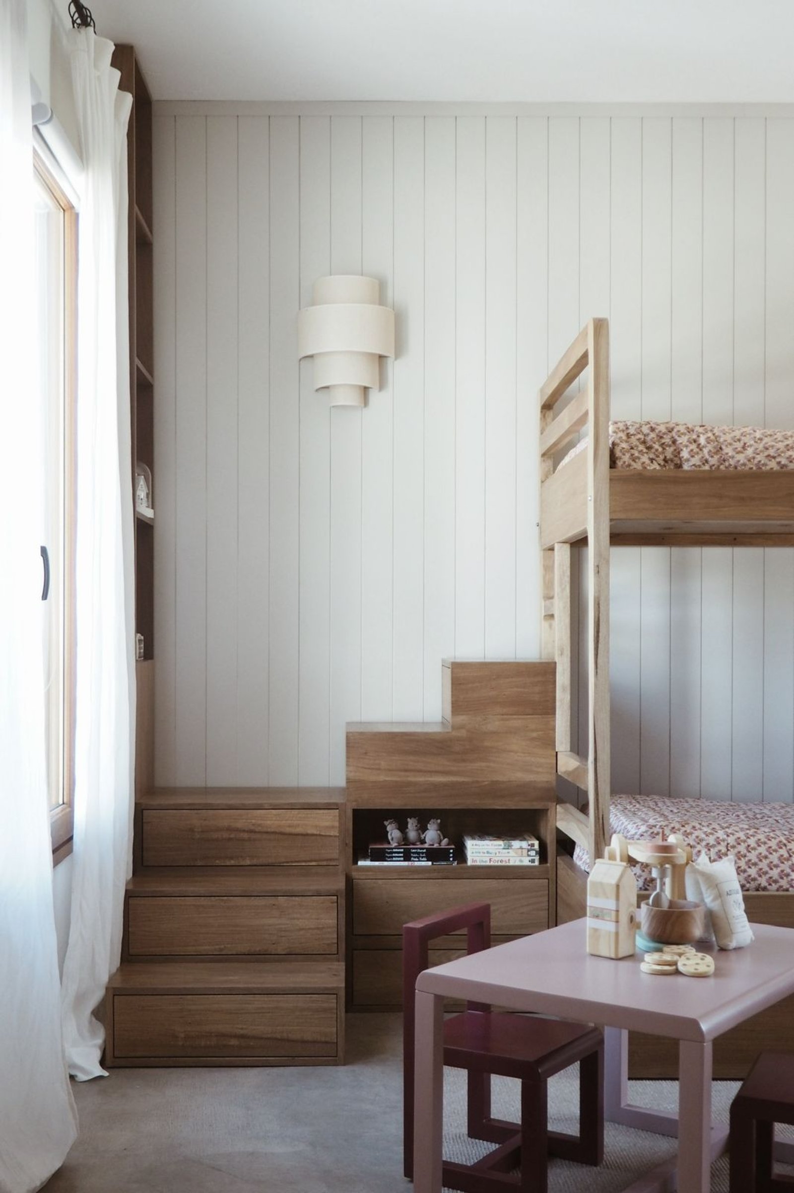 Quarto infantil com beliche de madeira integrado e prateleiras — projeto SANTA MARÍA DE TIGRE, por APATHEIA, em Provincia de Buenos Aires